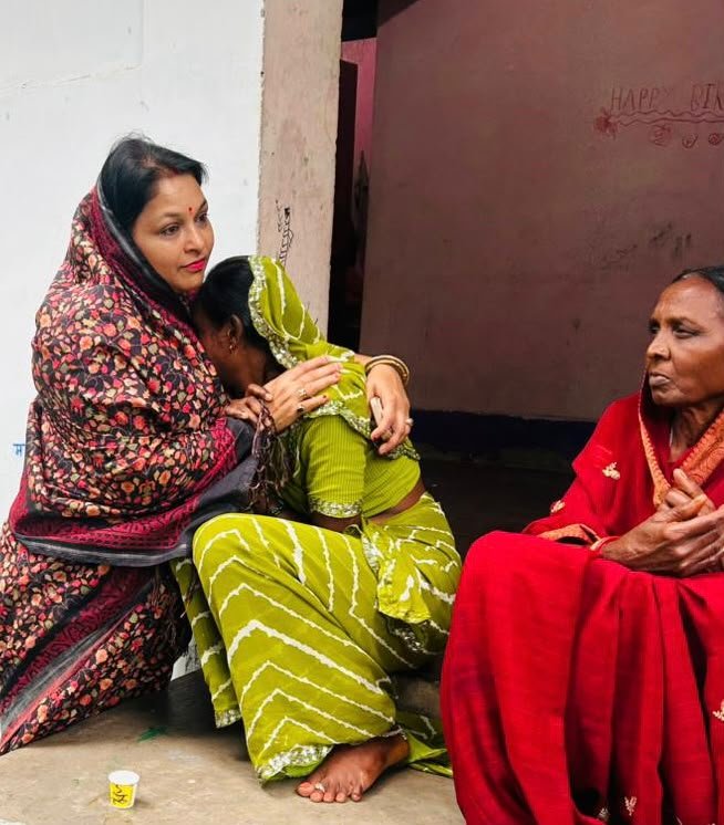 हादसे के बाद धमतरी जिला कांग्रेस कमेटी की अध्यक्ष तारिणी चंद्राकर ने कांग्रेस कार्यकर्ताओं के साथ पीड़ित परिवार से मुलाकात की बेहद दुखद और दर्दनाक हादसे के बाद धमतरी जिला कांग्रेस कमेटी की अध्यक्ष तारिणी चंद्राकर ने कांग्रेस कार्यकर्ताओं के साथ पीड़ित परिवार से मुलाकात की
