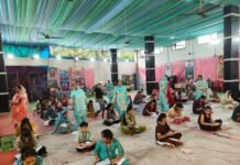 चालीहा महोत्सव के अंतर्गत सातवें वर्ष आयोजित हुई सिंधी भाषा ज्ञान परीक्षा, करीब 80 महिलाओं ने लिया हिस्सा सिंधी समाज धमतरी द्वारा कोष्टापारा स्थित झूलेलाल मंदिर में चालीहा महोत्सव बड़े ही उत्साह और धार्मिक आस्था के साथ मनाया जा रहा है। महोत्सव के दौरान समाज द्वारा विभिन्न धार्मिक, सामाजिक एवं सांस्कृतिक कार्यक्रमों का आयोजन किया जा रहा है।