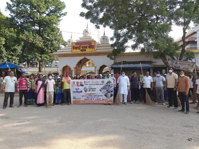 विंध्यवासिनी मंदिर में स्वच्छता अभियान के दौरान महापौर रामू रोहरा और आयुक्त अरुण वर्मा