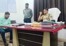 बैल के आतंक से परेशान कॉलोनी, निगम नहीं जागा तो लोगों ने खुद थाने पहुंचा दिया