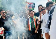 वोट चोरी के खिलाफ कांग्रेस का उग्र प्रदर्शन: पीएम, गृहमंत्री और मुख्य चुनाव आयुक्त का फूंका पुतला; कलेक्ट्रेट घेराव कर ज्ञानेश कुमार की गिरफ्तारी की मांग