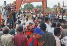 जिस पुल के नीचे तलाश रहे थे, वहीं पाइप में फंसा मिला मासूम लक्ष्य धमतरी सोरिद वार्ड हादसा: 24 घंटे बाद पाइप में मिला 7 वर्षीय लक्ष्य का शव