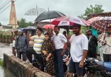 भारी बारिश के बीच मैदान में उतरे महापौर रामू रोहरा, जलभराव वाले इलाकों का लिया जायजा