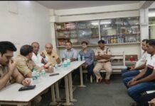 घड़ी चौक की समस्याओं के समाधान की पहल, व्यापारियों से प्रशासन ने की चर्चा मतरी में घड़ी चौक की समस्याओं को लेकर व्यापारियों और प्रशासन की बैठक