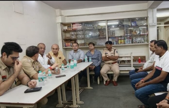 मतरी में घड़ी चौक की समस्याओं को लेकर व्यापारियों और प्रशासन की बैठक
