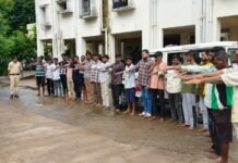 अड्डेबाजी और चाकूबाजी पर पुलिस की नजर, गणेश विसर्जन से पहले धमतरी में बदमाशों की परेड