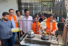 चाय वाले बूथ अध्यक्ष ने बांटी मुफ्त चाय, रंजना साहू ने खुद चाय बनाकर किया शुभारंभ