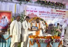 आमदी में आयोजित “जय स्ववेद कथा” एवं समर्पण दीप अध्यात्म महोत्सव में शामिल हुए विधायक ओंकार साहू