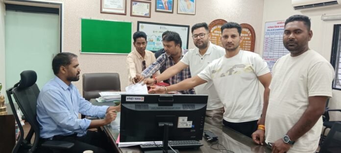 अवैध रेत परिवहन और सड़क निर्माण में देरी को लेकर कलेक्टर को राज्यपाल के नाम ज्ञापन सौंपा।