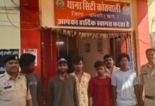 धमतरी के टिकरापारा में घर में घुसकर तलवार-लाठी से हमला, 5 आरोपी गिरफ्तार धमतरी टिकरापारा में घर में घुसकर हमला करने के मामले में पुलिस की कार्रवाई