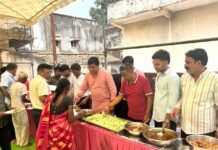 सदर दुर्गा उत्सव समिति के महाप्रसादी कार्यक्रम में शामिल हुए विधायक ओंकार साहू