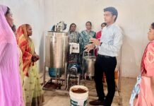ग्राम तुमड़ीबहार में महिलाओं को दिया गया शहद प्रसंस्करण का व्यावहारिक प्रशिक्षण