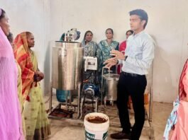 ग्राम तुमड़ीबहार में महिलाओं को दिया गया शहद प्रसंस्करण का व्यावहारिक प्रशिक्षण