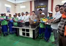 महापौर रामू रोहरा और आयुक्त अरुण वर्मा ने स्वच्छता दीदियों को वितरित की ड्रेस