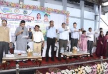धमतरी में नशामुक्ति की शपथ, मंत्री टंक राम वर्मा ने युवाओं से किया नशे से दूर रहने का आह्वान धमतरी में नशामुक्ति कार्यक्रम में शपथ दिलाते प्रभारी मंत्री टंक राम वर्मा