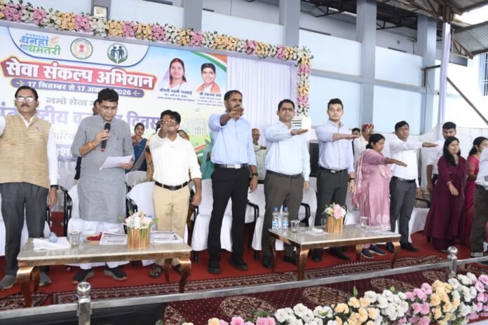 धमतरी में नशामुक्ति कार्यक्रम में शपथ दिलाते प्रभारी मंत्री टंक राम वर्मा