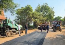 मानसून की विदाई के साथ दीपावली से पहले सड़कों के संधारण में जुटा लोक निर्माण विभाग