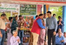 ग्रामीण विकास योजनाओं और पारिवारिक उपभोग व्यय की जमीनी हकीकत जानने गांवों में पहुंचे पूर्व सचिव अमरजीत सिन्हा